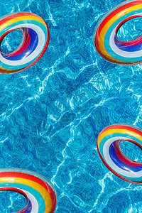 横幅 复制空间 概念 趣味 暑假和放松等活动都包含在游泳池水面上的4个圆圈管状浮体 湿的 球图片