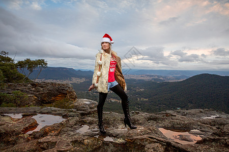在山上过圣诞节的时装 女孩优雅的时尚图片