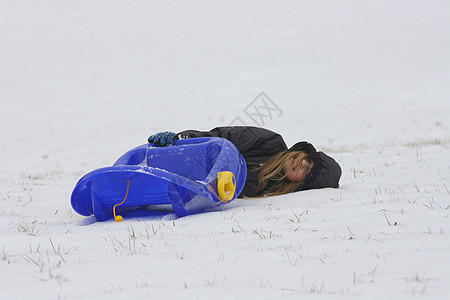 一个金发女孩在雪中玩得开心 金发美女图片