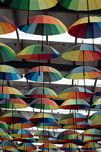 挂在走廊的彩色雨伞图片