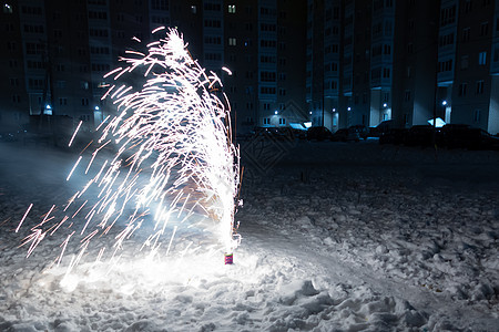 冬天晚上在雪上烧小烟花 快活的 小型的 黑色的 闪光 燃烧图片