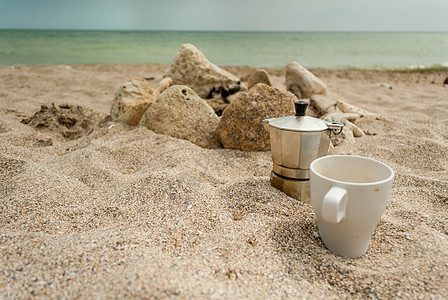 享受海边的一杯咖啡图片