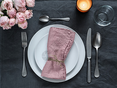 灰色麻布桌布上美丽的桌子布 餐饮 优雅 奢华 亚麻布图片