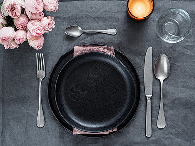 灰色麻布桌布上美丽的桌子布 庆典 盘子 食物 花束图片
