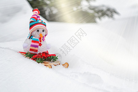 雪人滑向下坡的雪橇   冬季和圣诞快乐概念 文字场所 复制空间 十二月 冬天图片