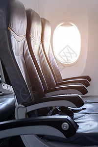 起飞前空空飞机座椅的侧边视图在飞机上 木板图片