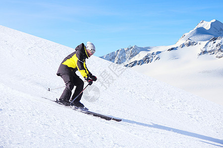 高山滑雪手在向下走的脚步上滑雪 乐趣 滑雪道 季节图片