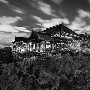 日本京都清美津寺庙的黑白夜照照片 秋天 佛教徒图片