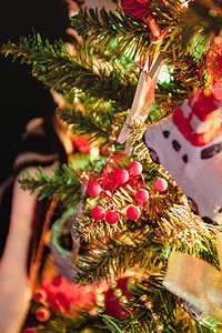 带礼物的玩具车 马 天使 纸杯蛋糕 圣诞老人的节日树衣服 圣诞玩具 生活方式 带灯的花环 庆祝 诞生图片