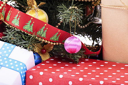 圣诞树贴近一拍带礼物的圣诞树图片