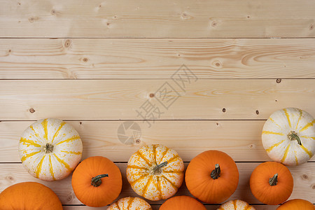 木制背景的南瓜 装饰风格 假期 蔬菜 十月 生的 桌子图片