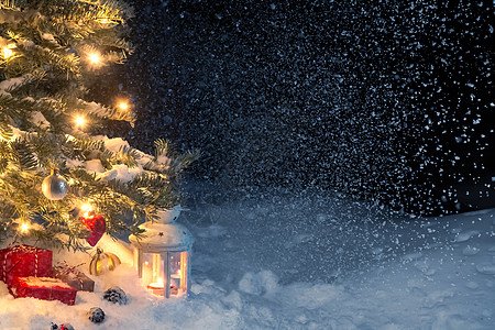 圣诞作文 — 圣诞树下雪地里的礼物和灯笼 装饰着灯光和圣诞树装饰 复制空间 文字位置 玩具 假期图片