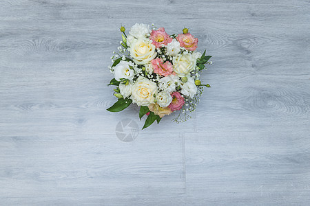 在灰色木桌背景的庭院花 带复制空间的背景 香气 花瓣图片