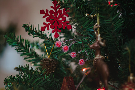 圣诞玩具 以蓝红白古老的恒星雪花的形式 在圣诞装饰圣诞树上贴着 季节 故事图片