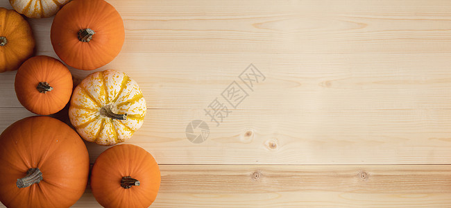 木制背景的南瓜 装饰风格 新鲜的 假期 秋天 有条纹的 木制的图片