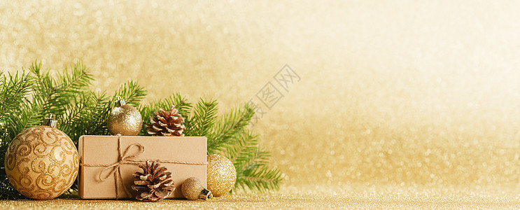 圣诞礼物箱和装饰品 庆典 锥体 手工制作的 桌子 金子图片