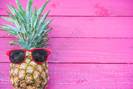 菠萝有粉红木本底的太阳墨镜图片