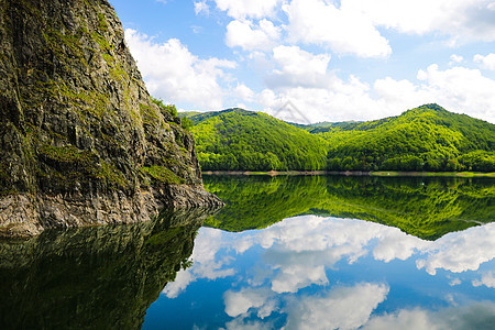 山和绿山的景色很美 湖中的山倒影 天空 爬坡道图片