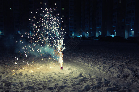 冬天晚上在雪上烧小烟花 发光的 小型的 庆典 耀斑图片