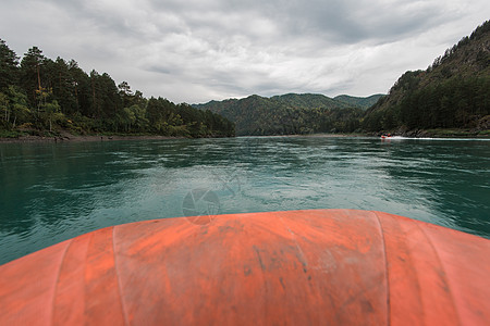 在卡顿河上航行和划船 团体 活动 假期 森林图片