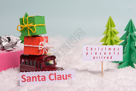 a 玩具车在雪上圣诞树下装有礼物 从上面查看 复制空间 木制的 金子图片