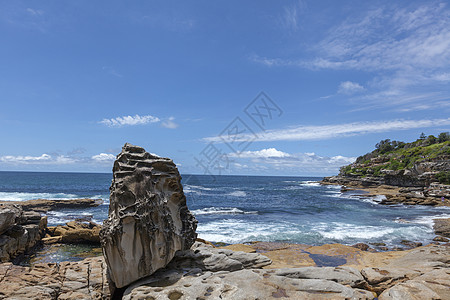 悉尼邦迪海滩海湾 冲浪者在海浪中游荡图片