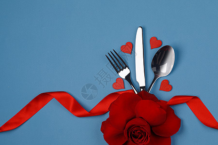 装餐具的玫瑰花和红心 午餐 情人节 用餐 刀图片