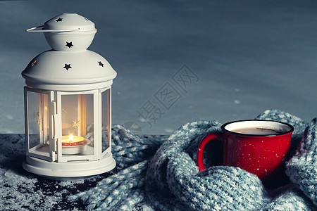 绿灯侠 有烧着的蜡烛和红杯子 在雪地木板上加热咖啡 热的 火焰图片