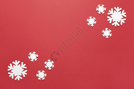 圣诞作文 勃艮第红色背景上的一组小白毡雪花 复制空间 节日 新年的概念 水平 平躺 最小的风格 顶视图图片