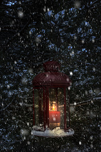 圣诞灯 里面有玻璃和蜡烛 在晚上到松树 红色的图片