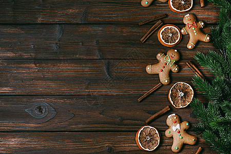 圣诞姜饼饼干在木头上 传统 新年 甜的 季节 冷杉图片