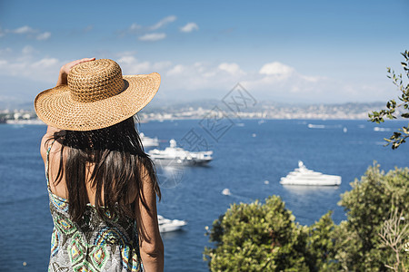 戴夏帽看游艇的女人 船 海滩 女性 游客 女孩 地中海图片