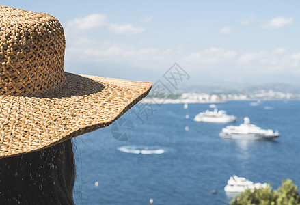 戴夏帽看游艇的女人 年轻的 奢华 游客 夏天 海滩 旅游图片