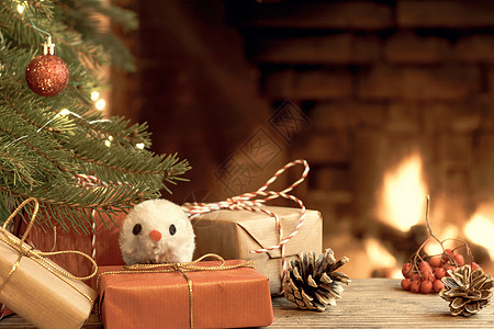 圣诞作文 — 根据中国星座 老鼠是 2020 年的象征 旁边是壁炉旁圣诞树下的礼物 宠物 日历图片