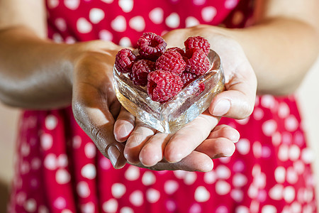 女人拿着一杯咖啡草莓 健康 成熟 甜的 手图片