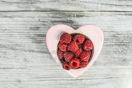 草莓在一碗的树上 浪漫 甜点 浆果 情人节 问候语图片