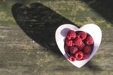 草莓在一碗的树上 自然 甜的 浪漫 庆典 甜点图片