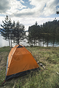 山坝前面的帐篷 乡村的 住宿 美丽 天空 露营 野餐图片