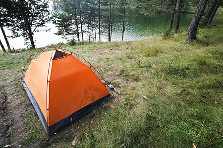 山坝前面的帐篷 娱乐 夏天 水 自然 天空 树图片