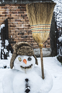 院子里的雪人 户外 冰冷的 仙境 滚雪球 圣诞节 假期背景图片