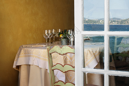 餐厅和开放窗口中安排的桌子 家具 盘子 海 装饰风格图片