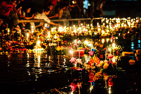 克拉松节 水灯节 假期 湖 传统 灯光设备 旅行 荷花 泰国图片