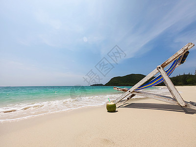 在蓝海清澈的沙滩上 用新鲜椰子放松沙滩椅 — 海洋自然背景放松概念 太阳 蓝色的图片
