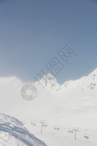 苏尔登冬季山区 山腰 单板滑雪 冬天 蓝色的 天空 运动图片