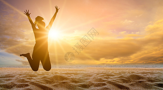 女孩在海滩上玩得很开心 海边晚上有金色的太阳 夏天的概念 笑声 图片