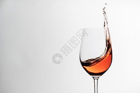 粉红或玫瑰红酒 在优雅的葡萄酒杯中图片