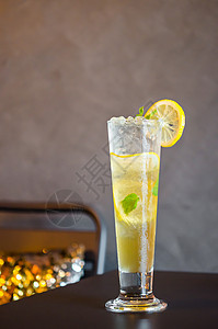 莫吉托鸡尾酒加石灰和薄荷 在高玻璃 水果 伏特加酒图片