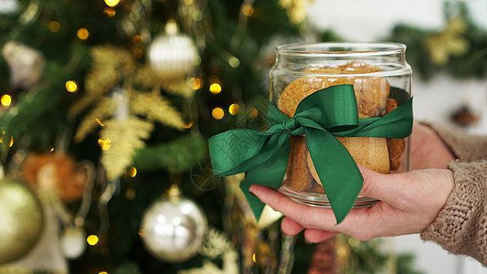 在一个玻璃罐子里的燕麦饼干 在圣诞装饰的背景之下 盒子 秋天图片