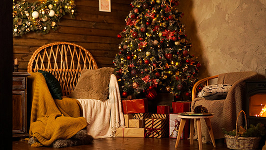 美丽的节日房间装饰着圣诞树的圣诞树 天 礼物图片
