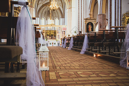 婚礼前教堂的圣殿 新郎和新娘空座椅 美丽的 花的图片